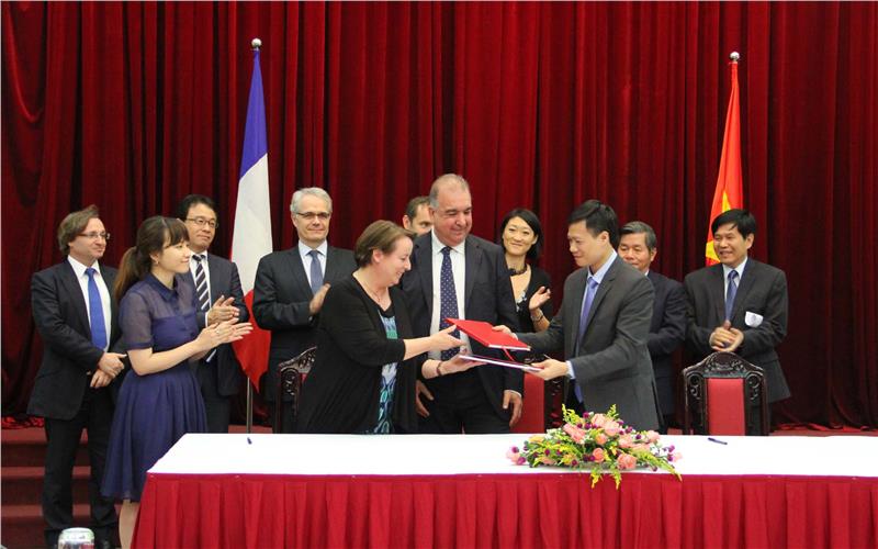Vietnam, France signs deals for PPP projects