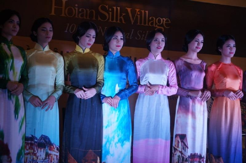 Ao Dai performance in Vietnam ASEAN Silk Day