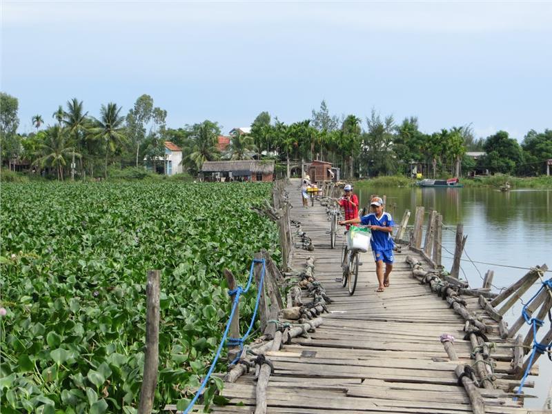 Floating bridge at Tra Nhieu Village