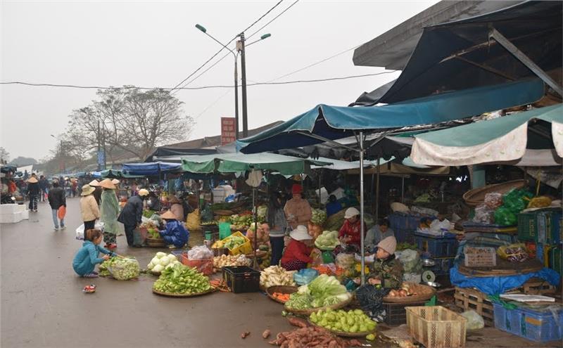 Trading at Dong Ba Market