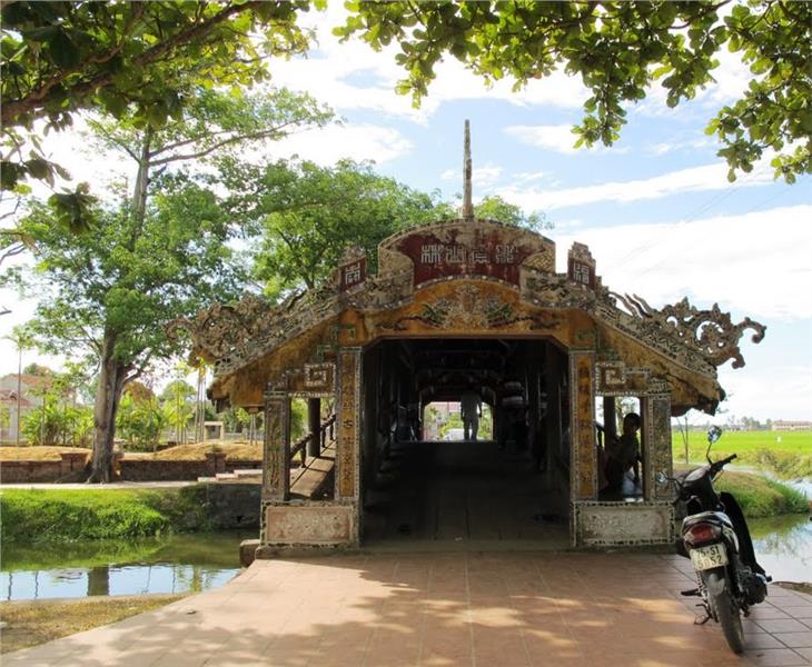 Entrance to Thanh Toan Bridge