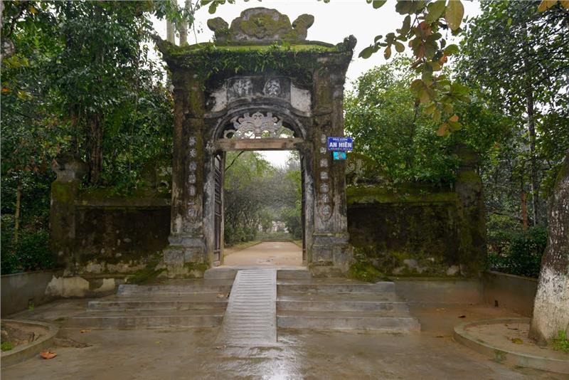 Entrance gate into An Hien Garden House