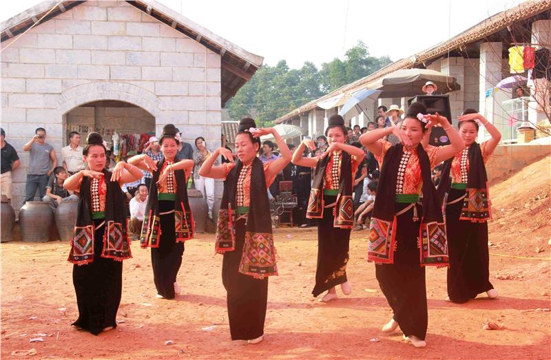 Thai people in a traditional dance