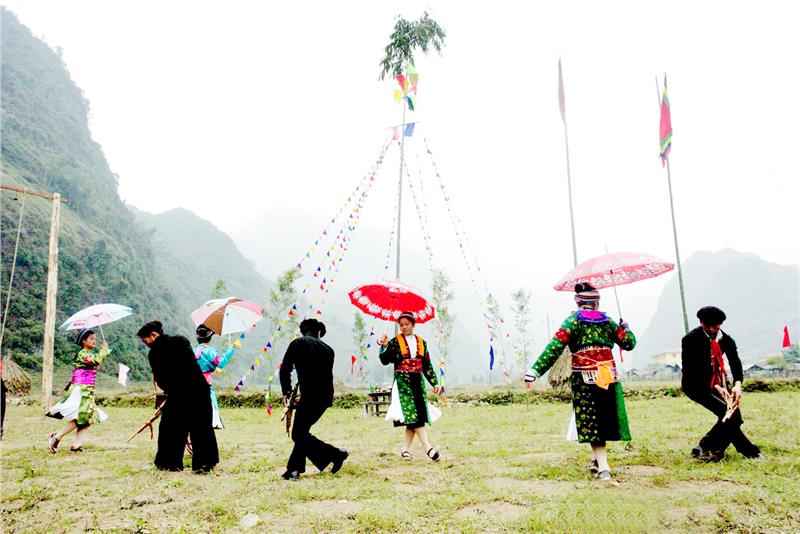 Traditional dances and sings in Gau Tao Festival