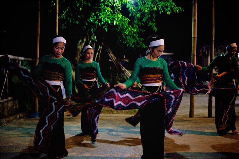 Mai Chau traditional dancing
