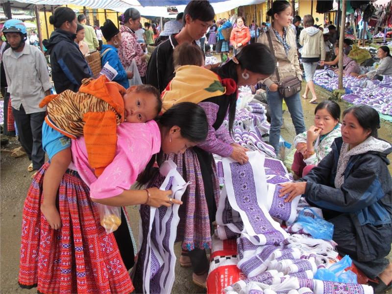 Hmong people at Pa Co Market