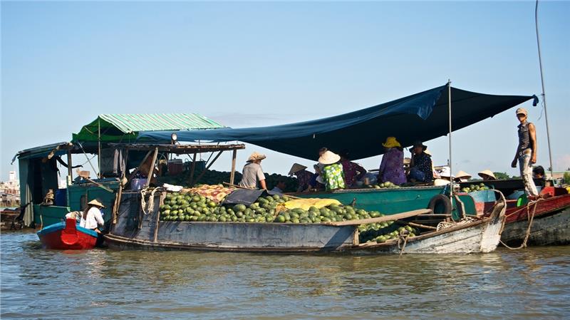 Trading on Chau Doc Floating Market 1