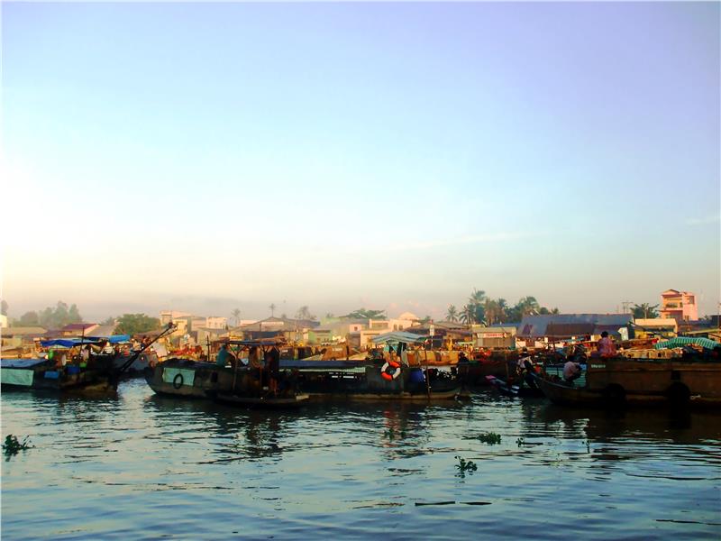 Long Xuyen floating market