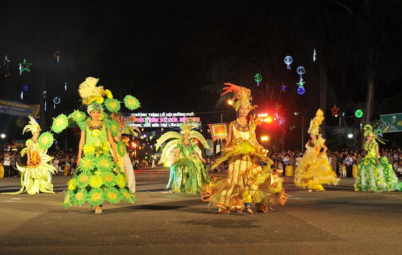 Parade during Ben Tre Coconut Festival 2012