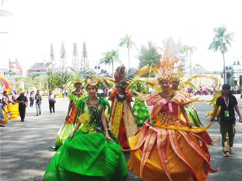 Street activities in Ben Tre Coconut Festival