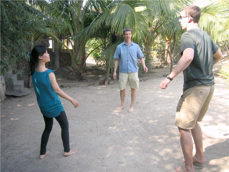 Tourists played a traditional game of Vietnam