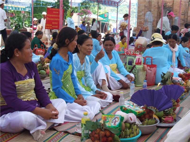 Local People bring Offerings to Po Nagar Festival