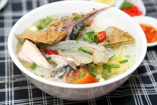 Nha Trang vermicelli soup with fried fish paste and jelly fish