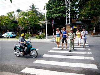 Travel Nha Trang, tourists will be helped to cross the road