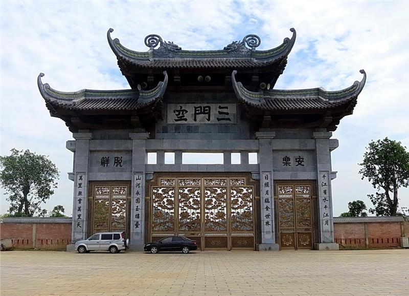 3-gate entrance to Bai Dinh Pagoda