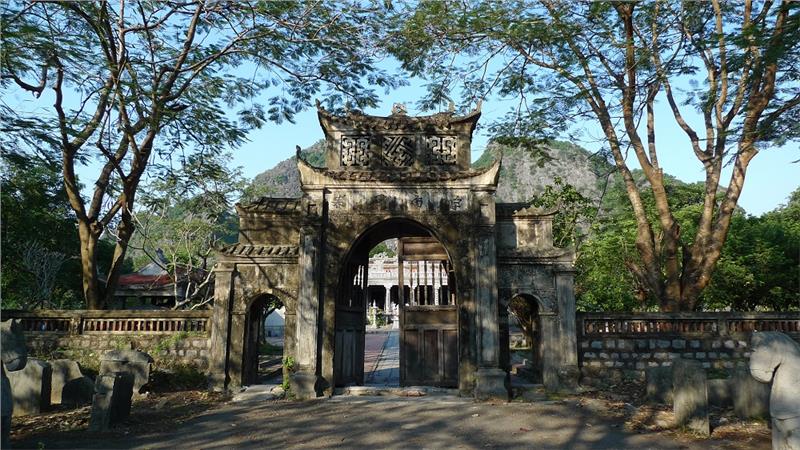 2.Entrance gate into Thai Vi Temple
