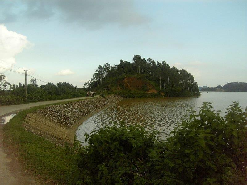 A corner of Yen Thang Lake