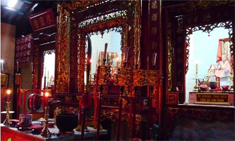 Altar at Van Thuy Tu Temple