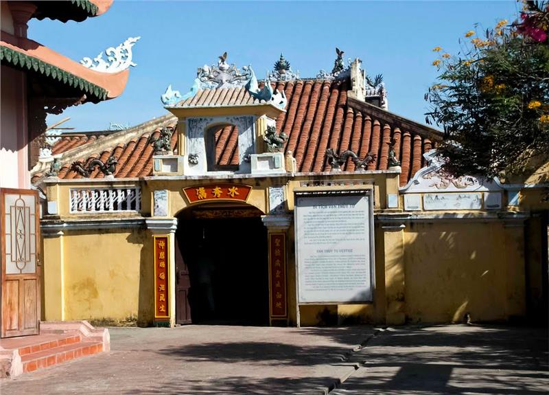 Entrance into Van Thuy Tu Temple