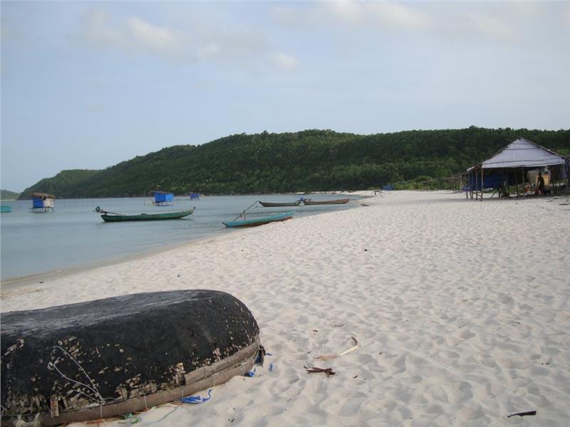 White sand in Bai Khem Beach