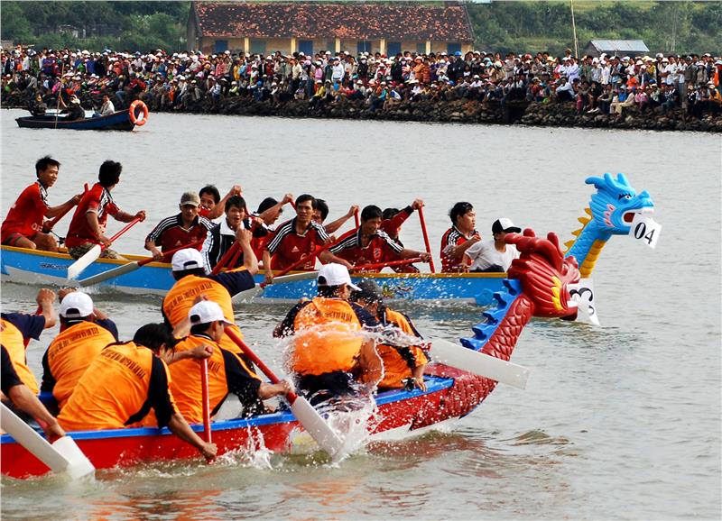 Dragon boat racing on O Loan Lagoon