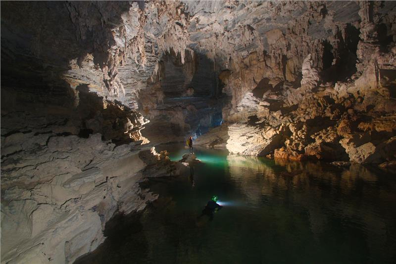 Magnificent scenery at Tu Lan Cave