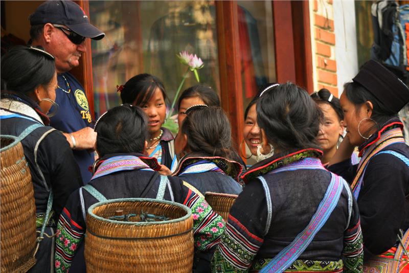Hmong ladies speak English with a foreigner in Sapa