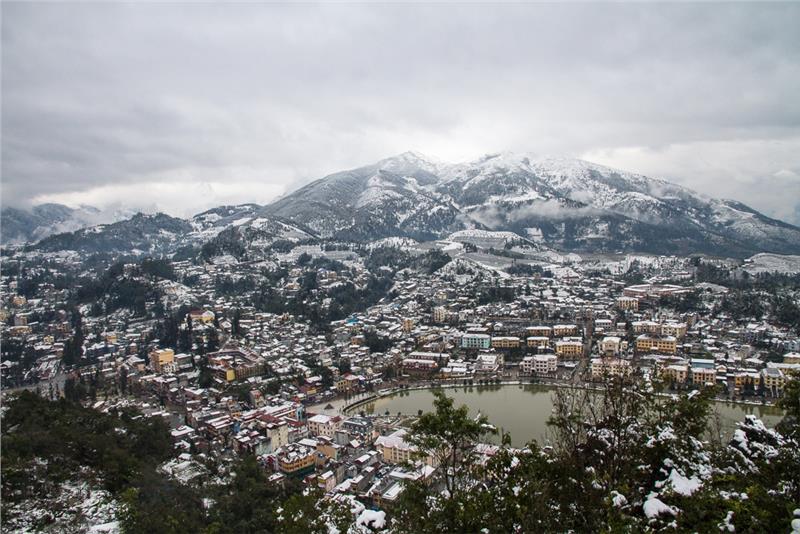Tourists flock to Sapa to see snow
