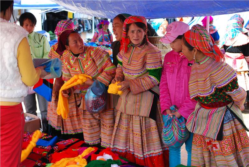 Buying yarn - Flower Hmong ladies at Bac Ha Market