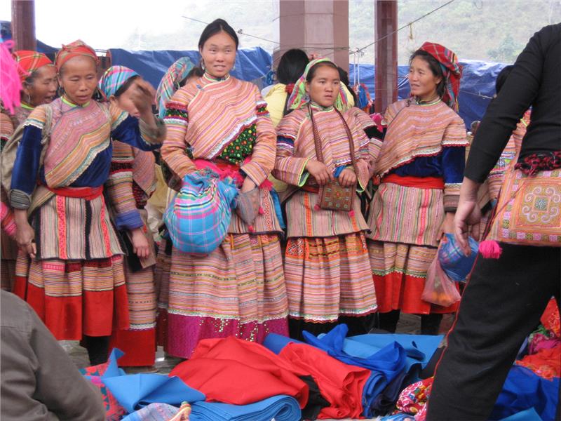 Hmong women at Can Cau Market