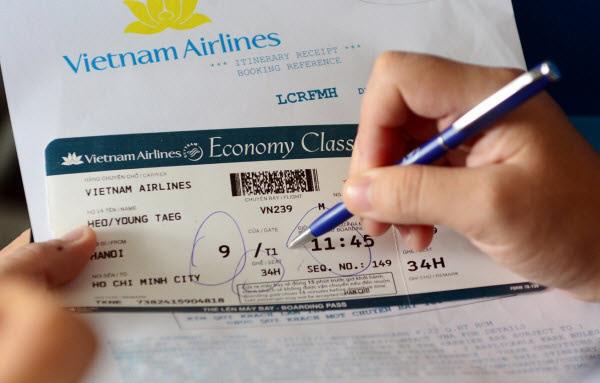 Phí đổi vé máy bay Vietnam Airlines được quy định như thế nào?