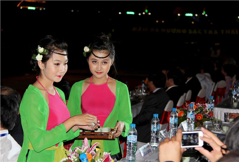 Tea invitation of young girls in Thai Nguyen International Tea Festival