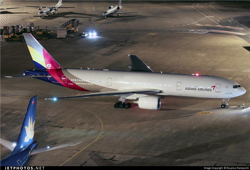 Asiana Airlines Boeing 777-28E(ER) at Tan Son Nhat Airport