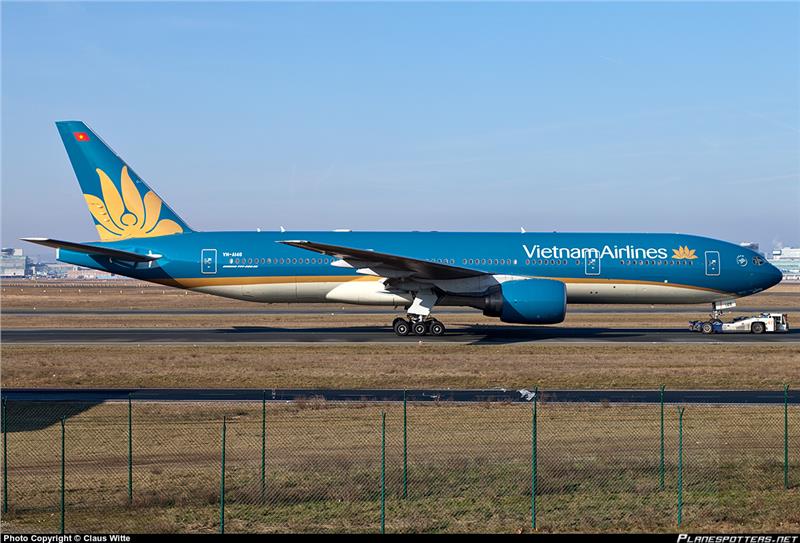 Vietnam Airlines Boeing-777-200 with new logo
