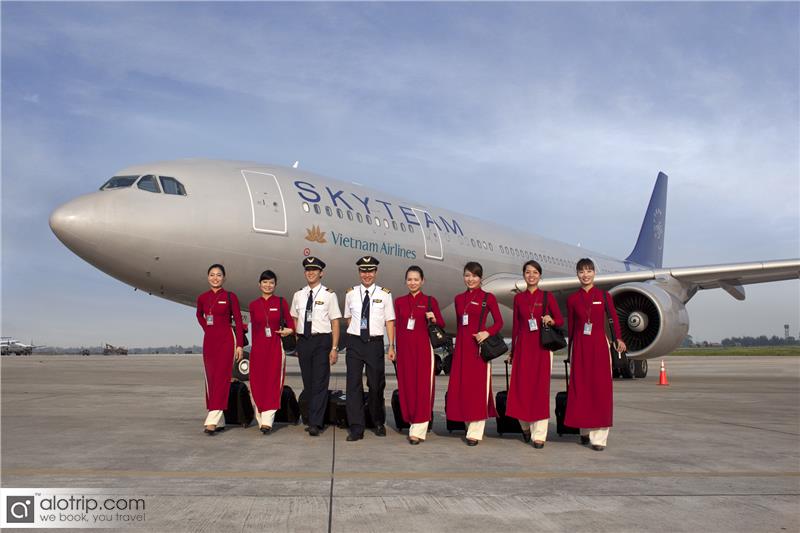 Vietnam Airlines crew