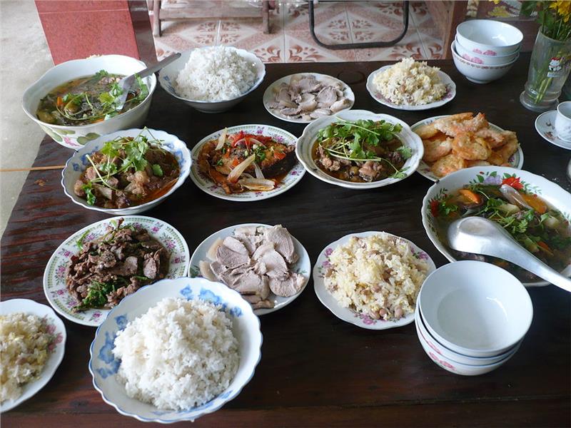 Vietnam food customs