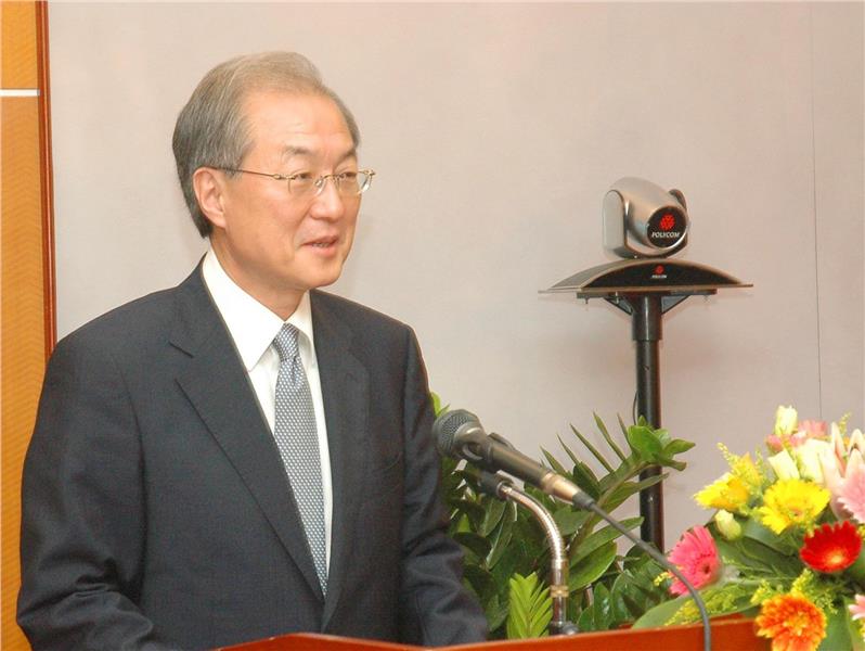 Korean Trade and Commerce Minister Korea Bark Tae Ho speaks at a press conference