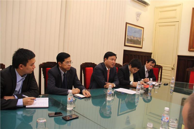 Minister Dinh La Thang met and worked with US Ambassador Ted Osius