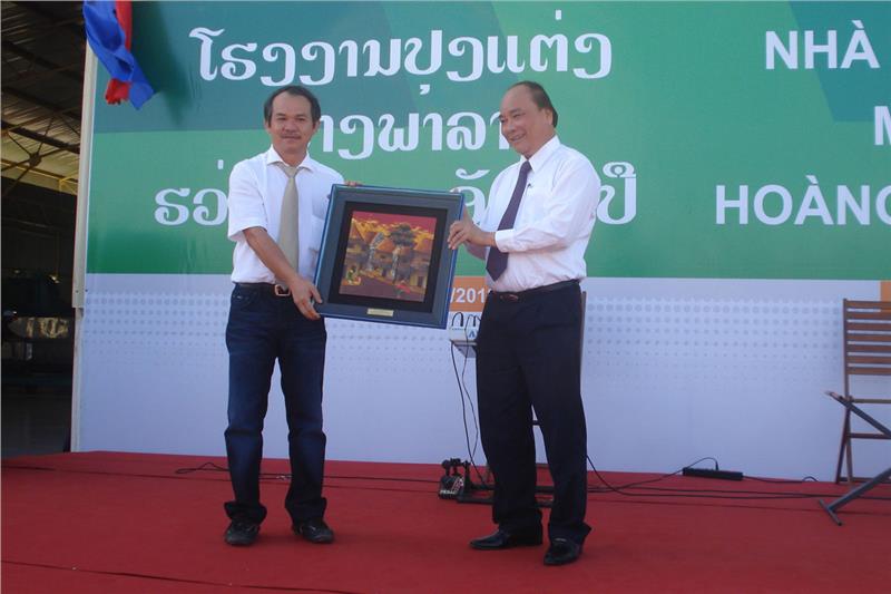 Mr. Nguyen Xuan Phuc awards Hoang Anh Gia Lai Group