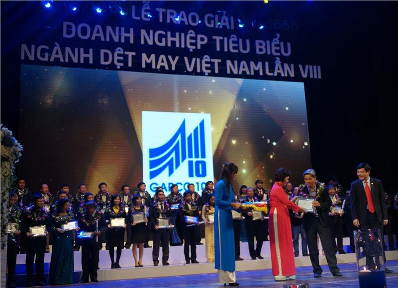 The award ceremony of typical Vietnam garment enterprises