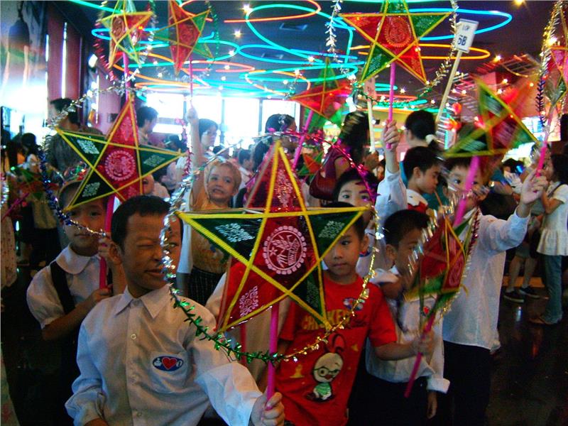 Vietnamese children celebrating Mid-Autumn Festival