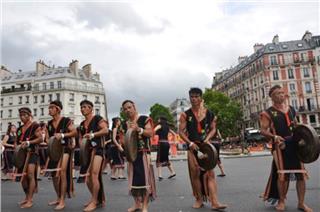 Gong of Central Highlands stirring up Tropical Carnival in Paris