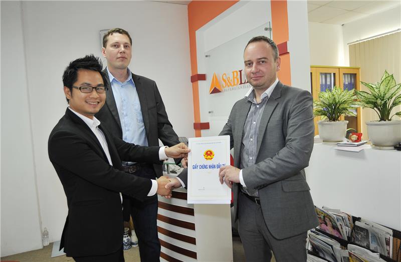 Foreign investor receives certificate of investing in Vietnam