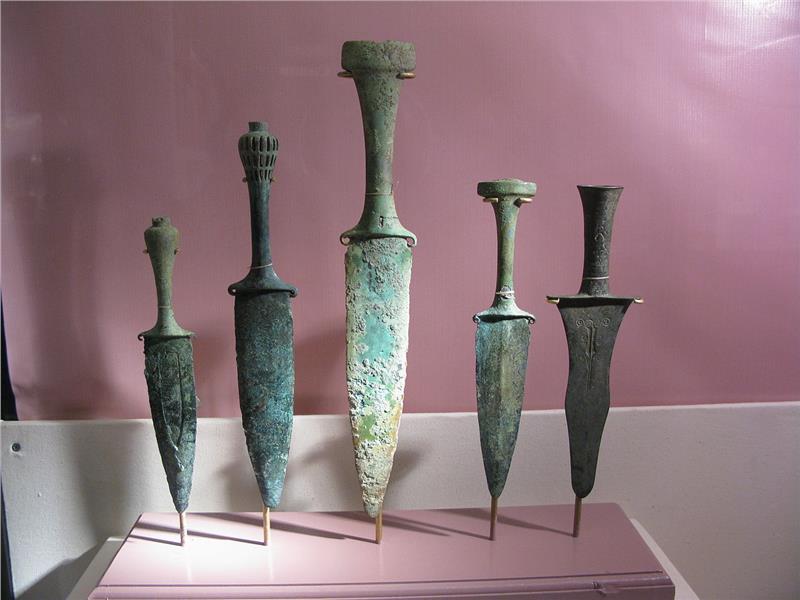 Bronze daggers in Dong Son Culture