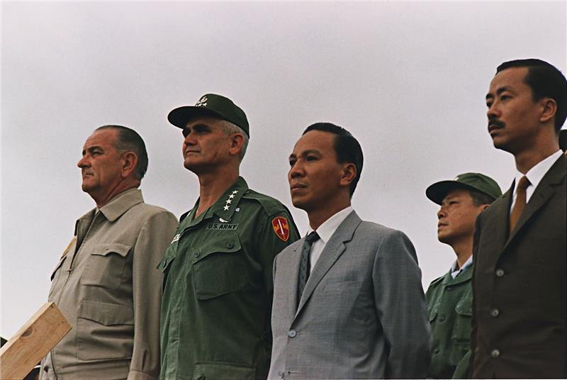 Lieutenant General Nguyen Van Thieu in the middle