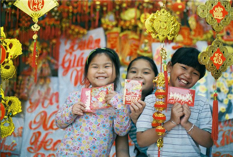 Children get lucky money in Lunar New Year