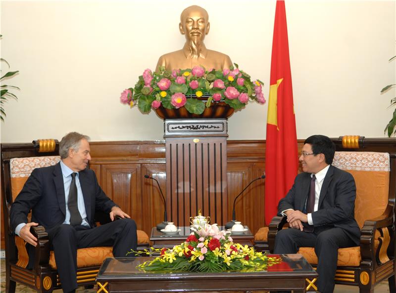 Vietnam Foreign Minister and Mr. Tony Blair have a talk