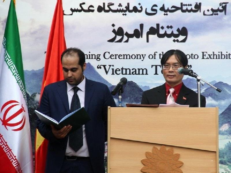 Vietnamese Ambassador to Iran speaking at the event