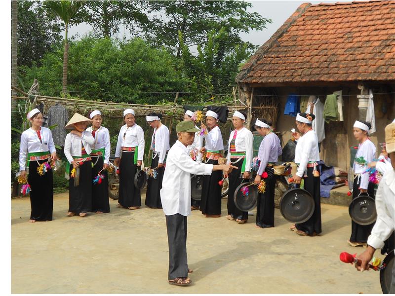 Muong people preparing for gong festival