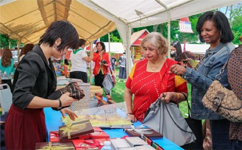 Vietnamese art handicrafts attract tourists